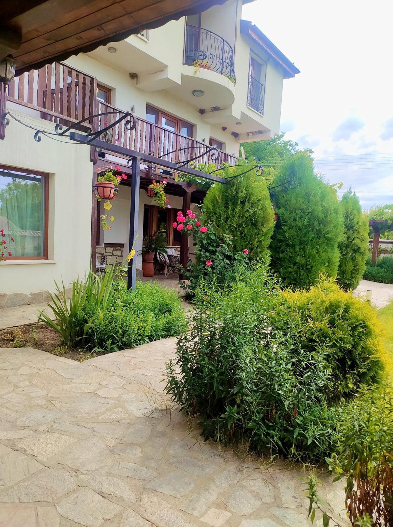 Guest House Villa Elma Nevsha エクステリア 写真